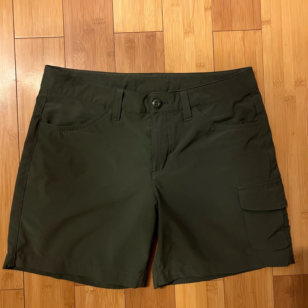 Eddie Bauer NEVER WORN hiking shorts, size 6, hunter green color!
